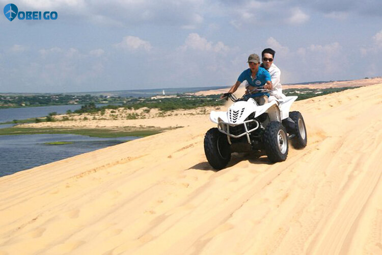 chạy xe địa hình đồi cát du lịch Bàu Trắng Bình Thuận