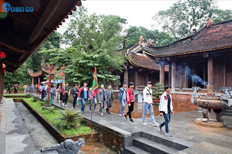 dịp lễ thắp hương tổ tiện tại khu du lịch Lam Kinh Thanh Hóa