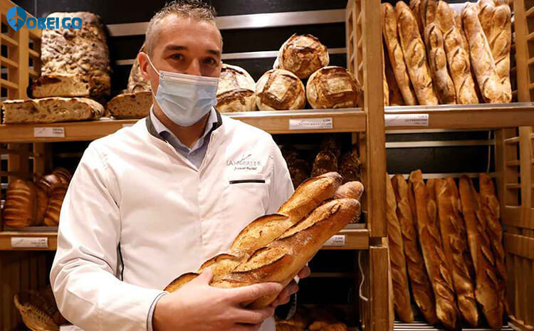 thợ thủ công làm bánh mì Baguettes Pháp tại tiệm bánh