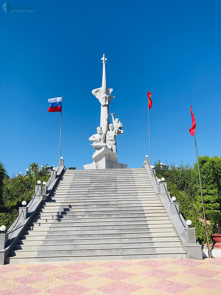 khung cảnh xung quanh tại đài tưởng niệm quân nhân Nga - Việt Cam Ranh Khánh Hòa