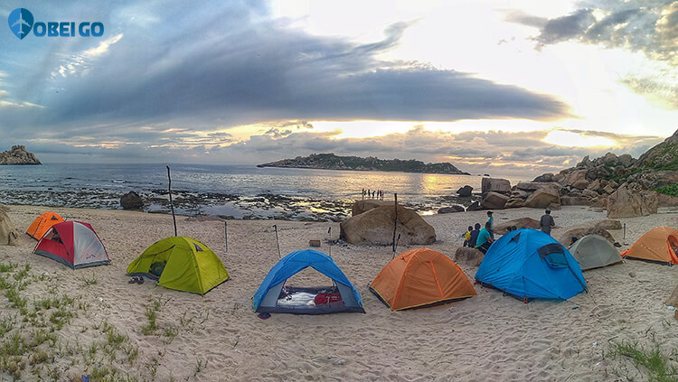 khung cảnh cắm trại vào bình minh tại bãi Rạng hòn Ghềnh Vạn Ninh Khánh Hòa