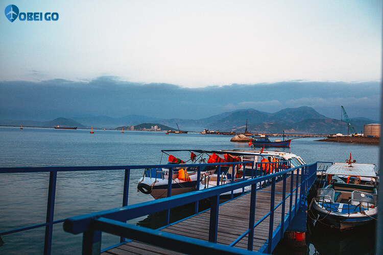 khung cảnh tại cảng cá Đá Bạc khi du lịch Cam Ranh Khánh Hòa